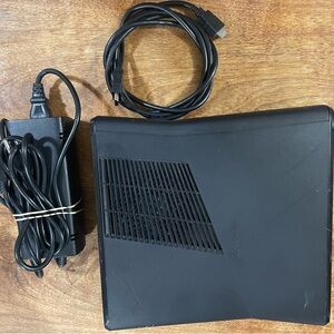 Black Xbox 360 S Console with Power plug and HDMI Tested
